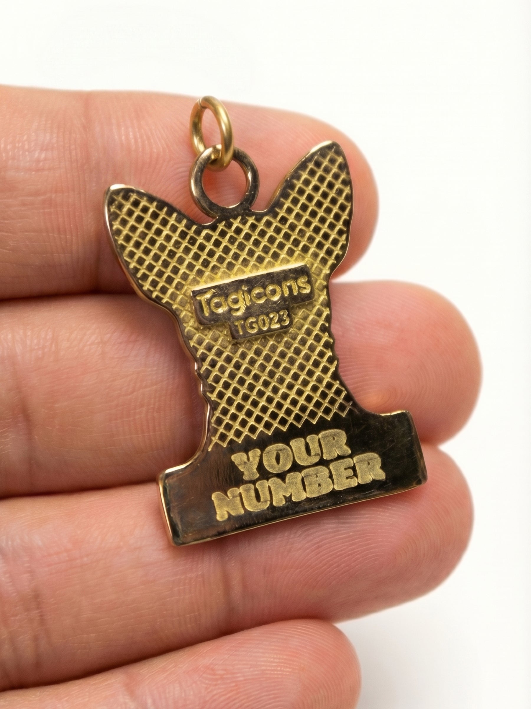 Küçük köpekler için Chihuahua temalı isimlik künye, dayanıklı metal malzeme ve kişiye özel yazı seçeneği.