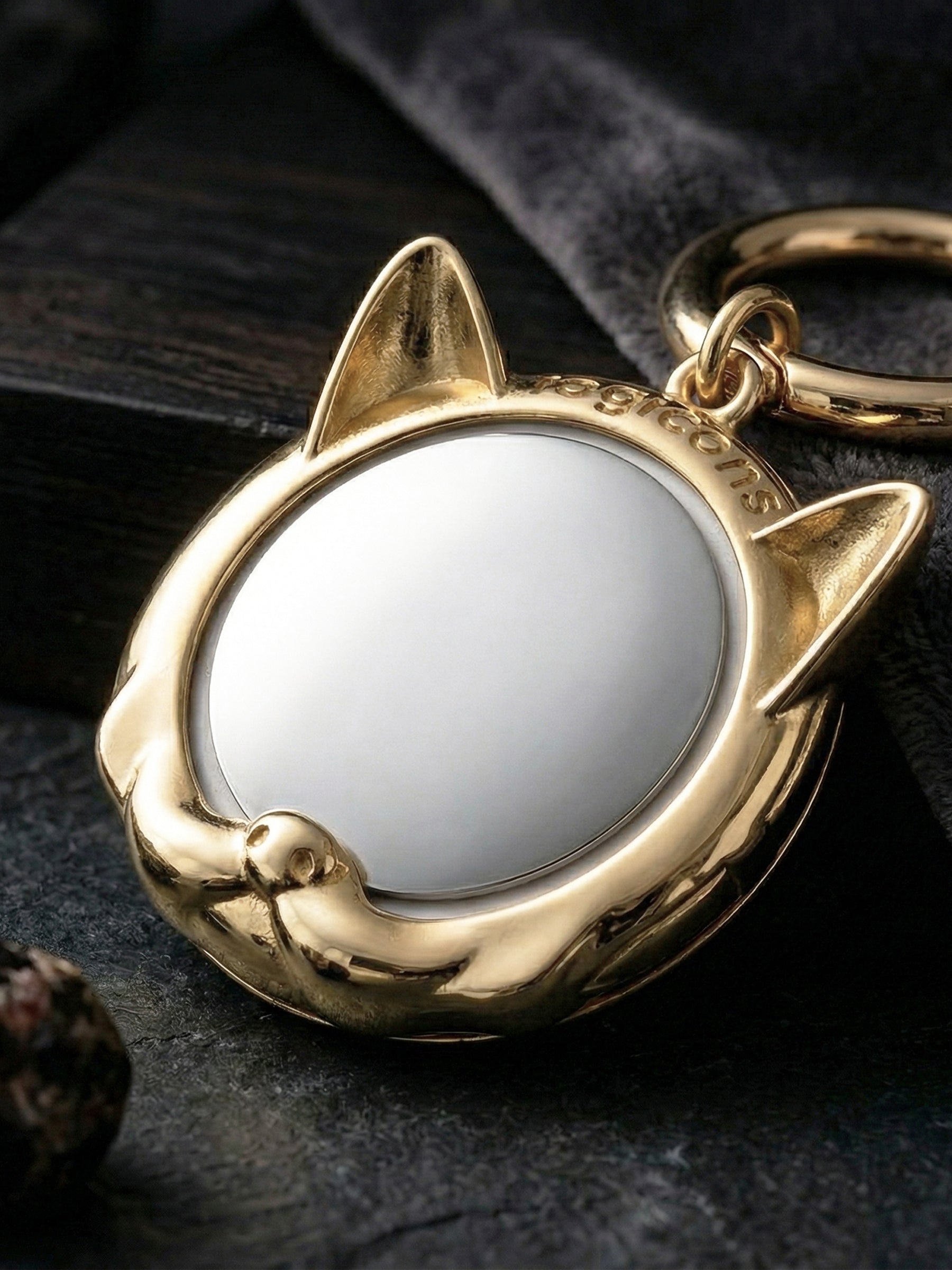 Kedi temalı airtag kılıfı anahtarlık, dayanıklı metal yapısıyla uzun ömürlü kullanım.