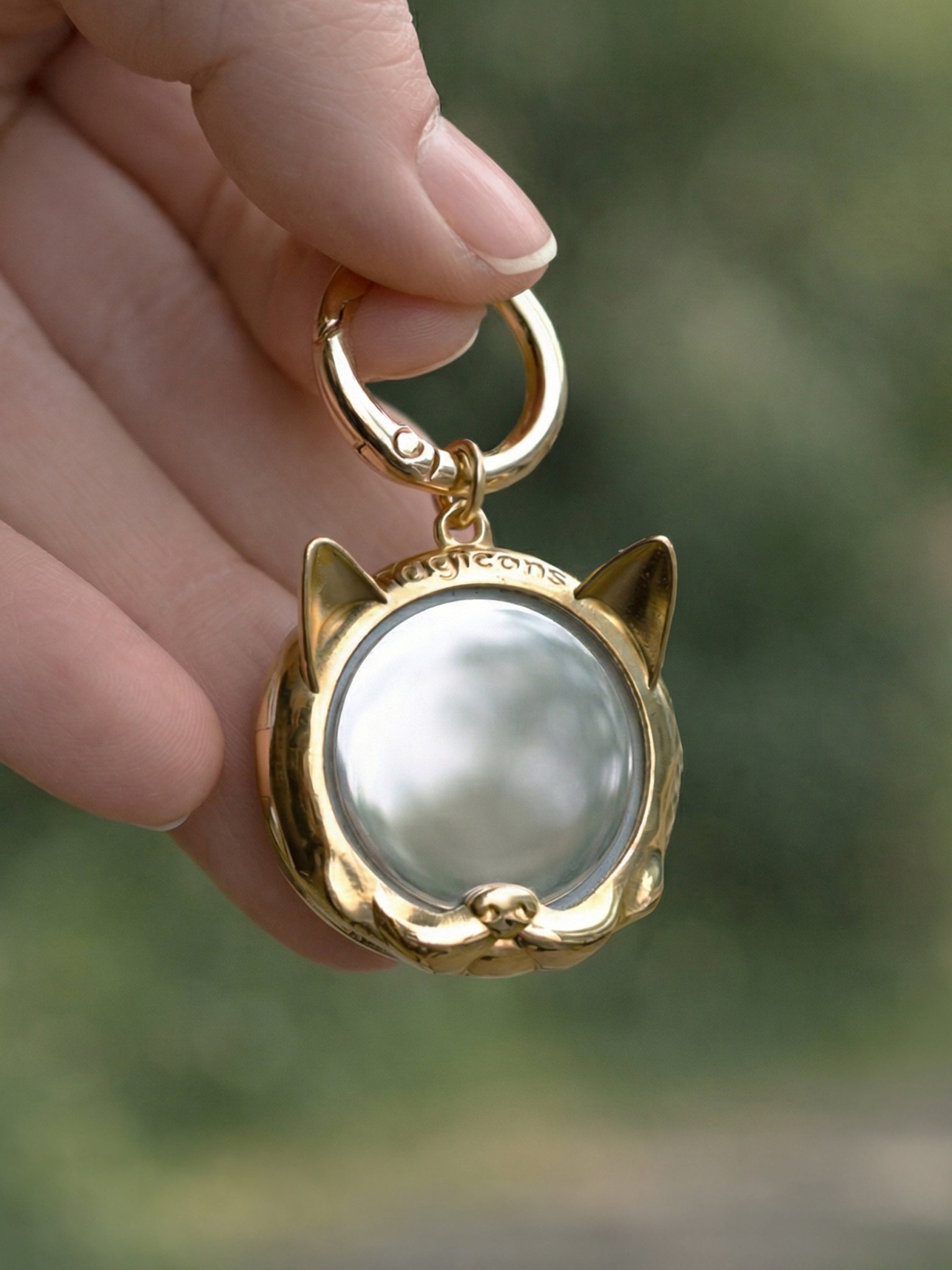 Kedi tasarımlı airtag kılıfı, evcil kediler için güvenli ve şık takip çözümü.