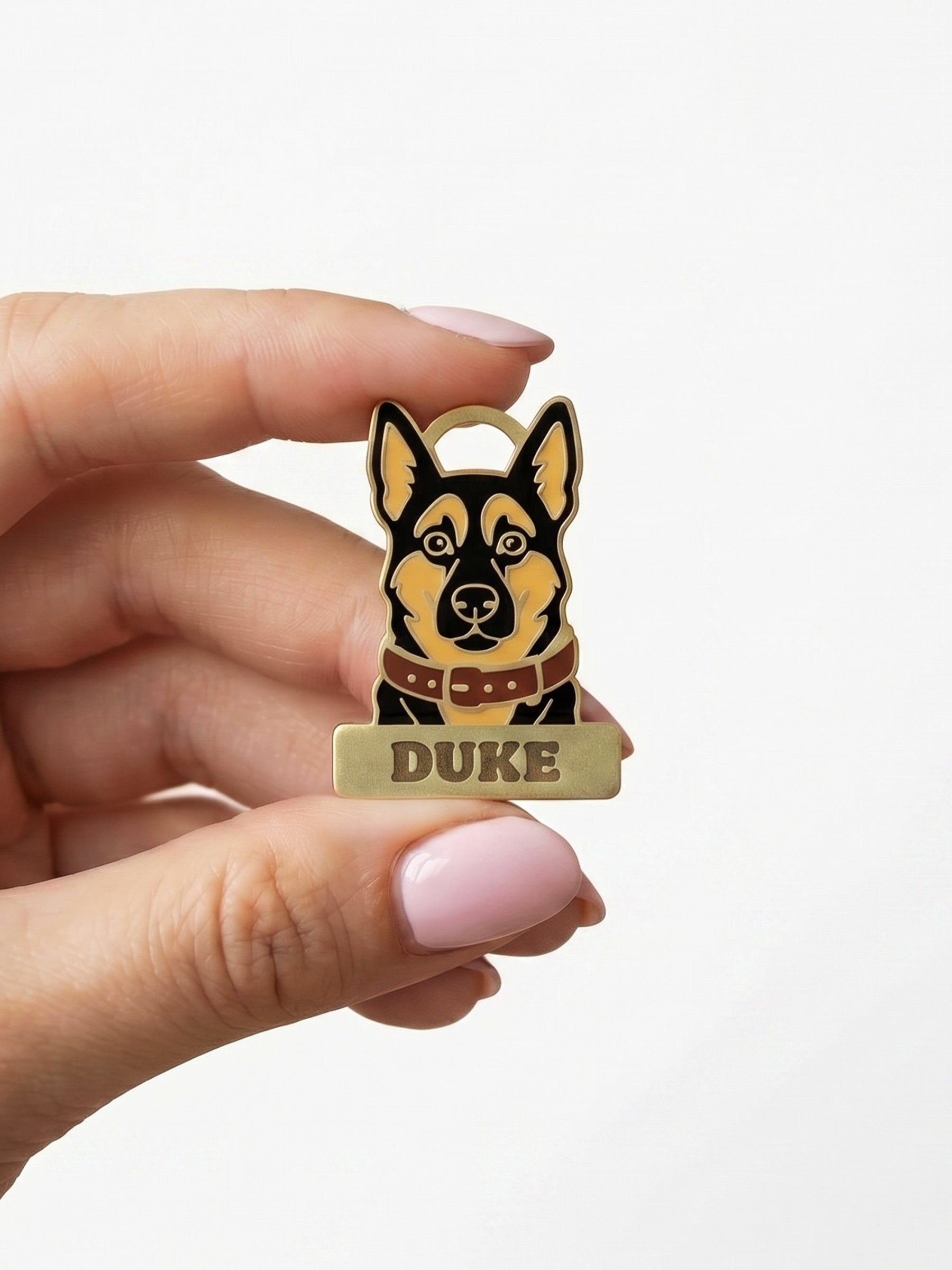 Kişiselleştirilebilir Alman Çoban Köpeği künye modeli, isme özel yazı seçeneğiyle güçlü ve şık tasarım.