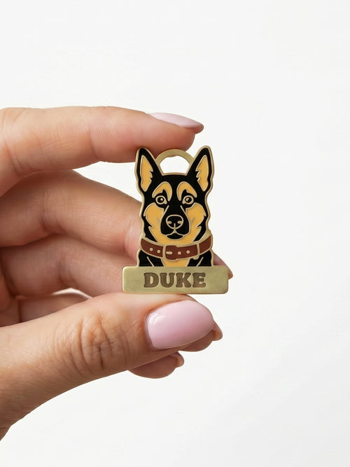 Kişiselleştirilebilir Alman Çoban Köpeği künye modeli, isme özel yazı seçeneğiyle güçlü ve şık tasarım.