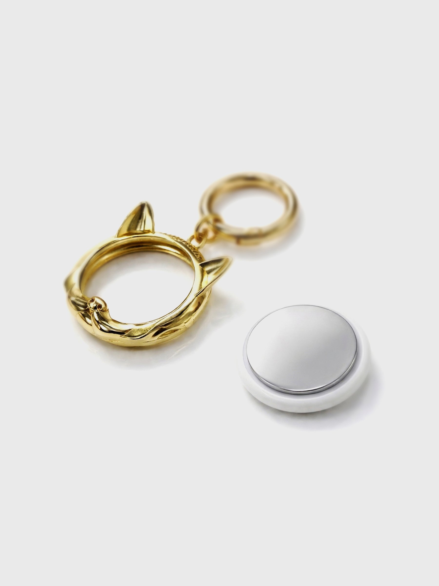 Kedi şeklinde airtag kılıfı, evcil hayvanlar için koruyucu ve estetik tasarım.